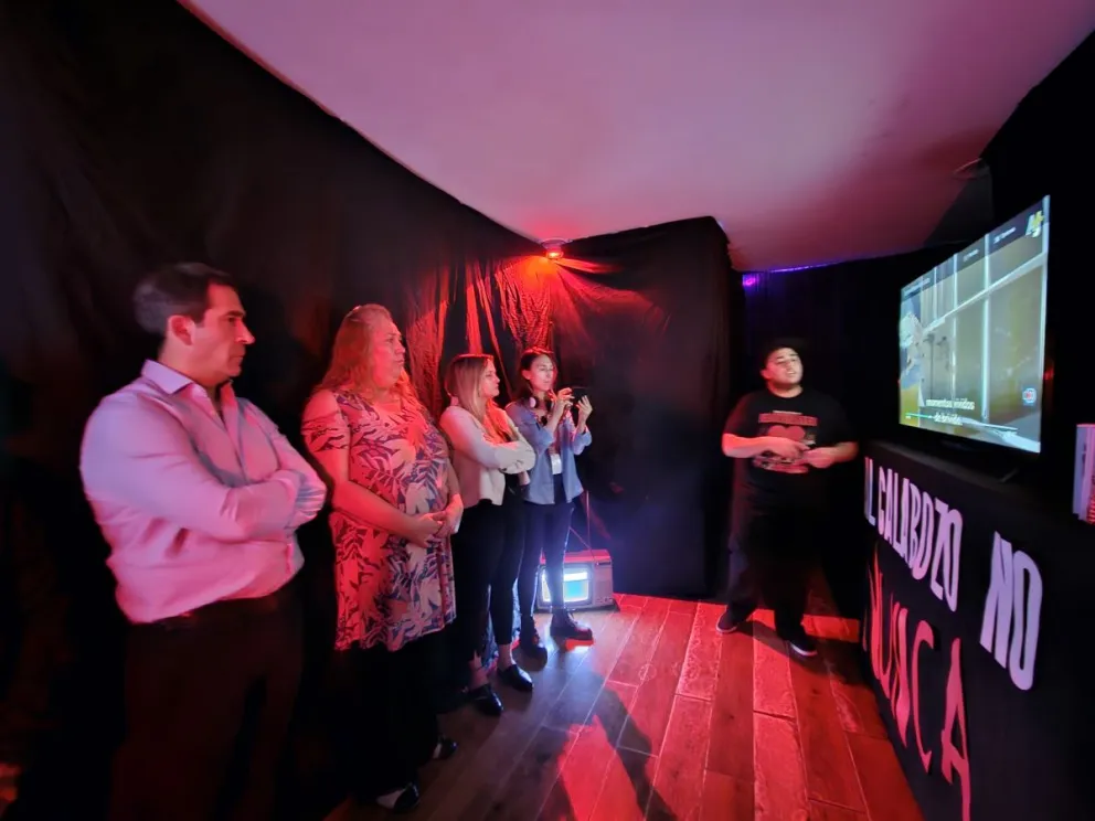 Luque visitó la Muestra del Archivo de la Memoria Trans