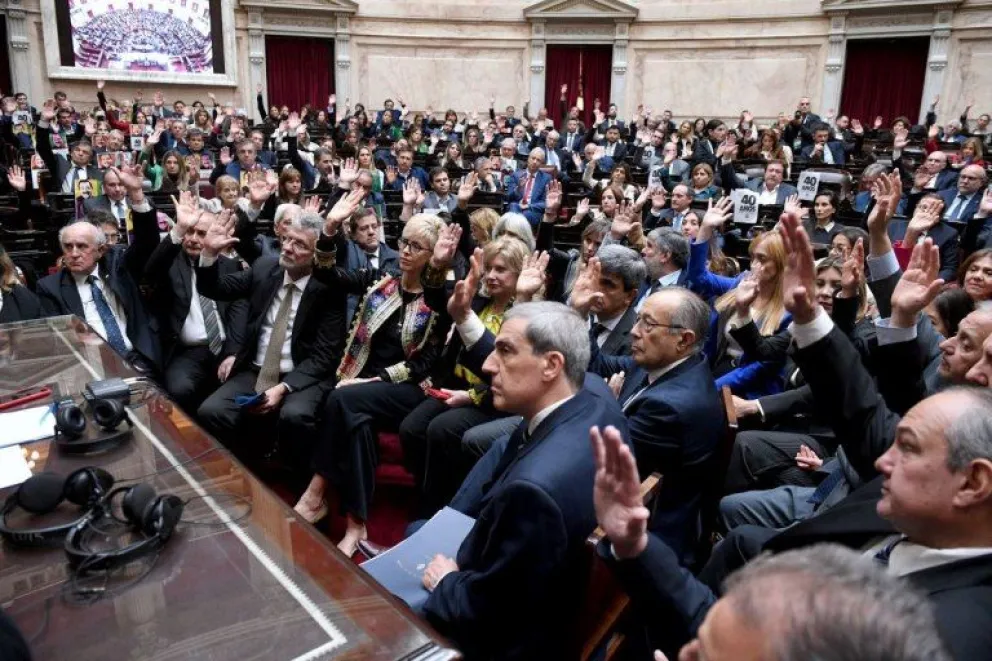 Milei se enfrenta al dilema de gobernar con un Congreso "sitiado" por el peronismo