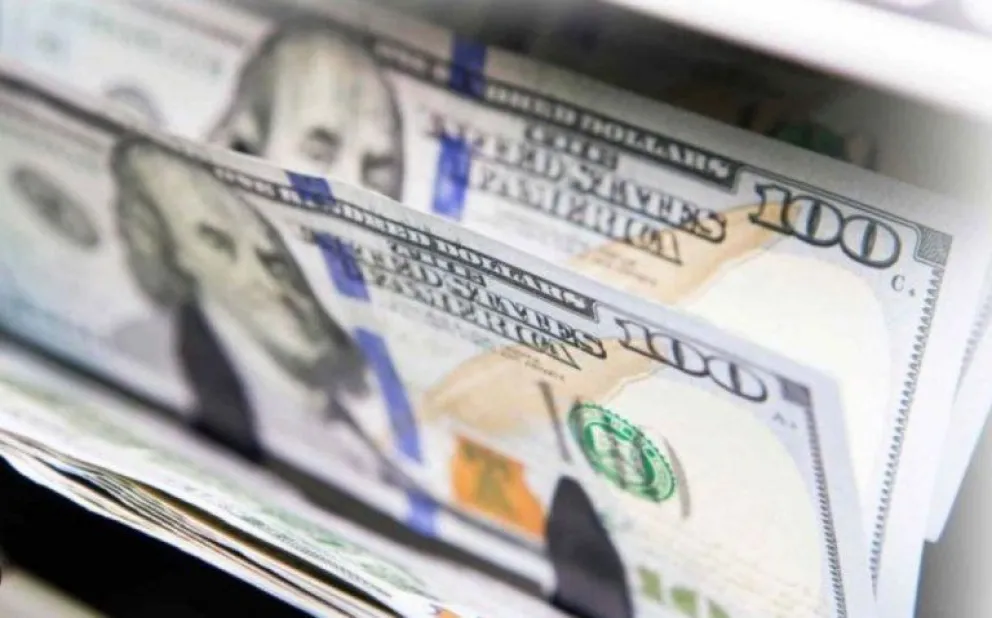 Suben impuestos y realizar compras en dólares con tarjeta es más caro. ¿A cuánto aumentó y desde cuándo aplica?
