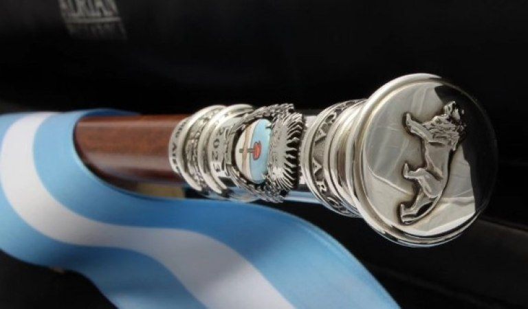 El bastón presidencial que le ofrecerán a Milei para su asunción y tiene el guiño del Papa