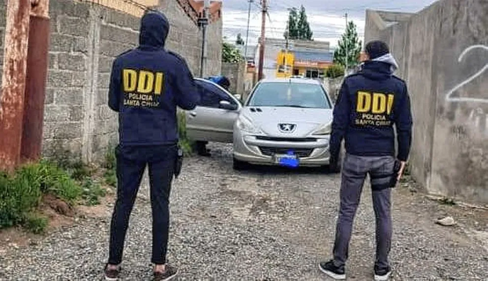 En un allanamiento por amenazas calificadas la policía detuvo a tres sujetos y secuestró un arma de fuego y dosis de cocaína