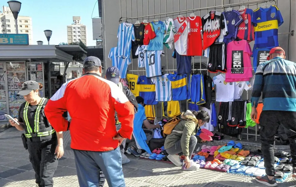 Trabajadores de las calles se agrupan para pasar un domingo distinto en la Plaza Soberanía de la costanera local