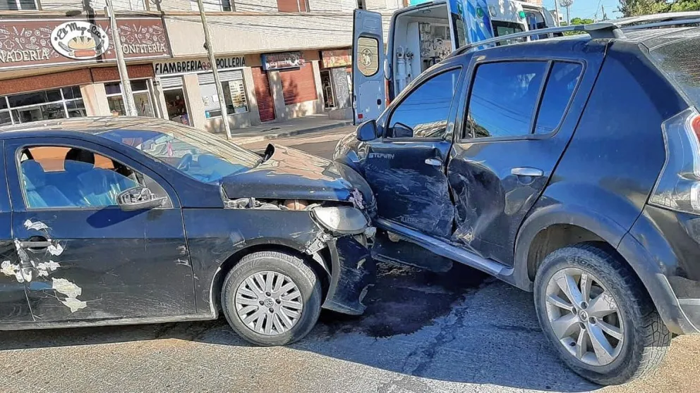 Conductor herido tras fuerte colisión en 13 de Diciembre y Rawson