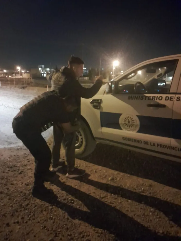 Tenía pedido de captura y lo encontraron caminando por la ruta