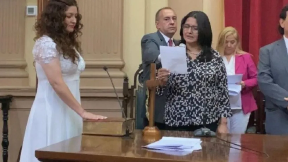 Una diputada salteña asumió a su banca con un vestido de novia: “Hoy me caso con la gente”
