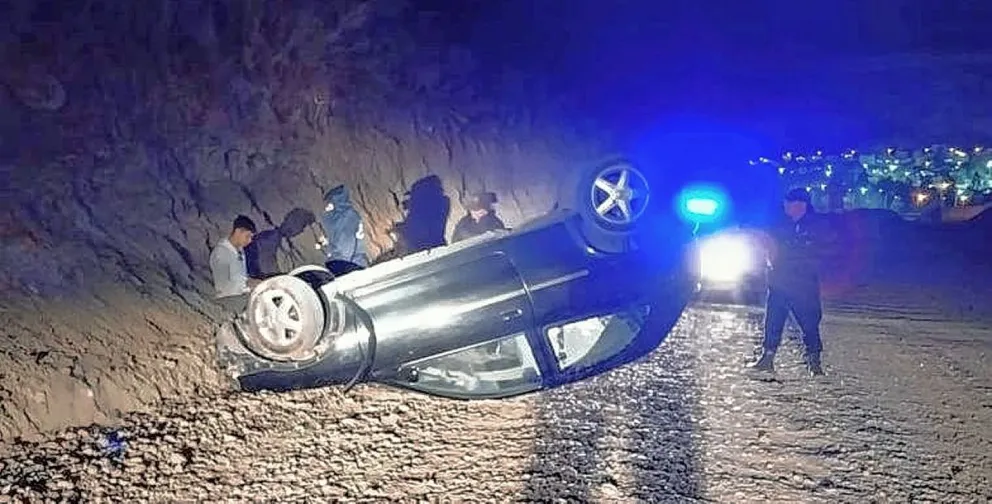 Conducía con 2.11 de alcohol en sangre, terminó volcando en camino alternativo y le secuestraron el auto
