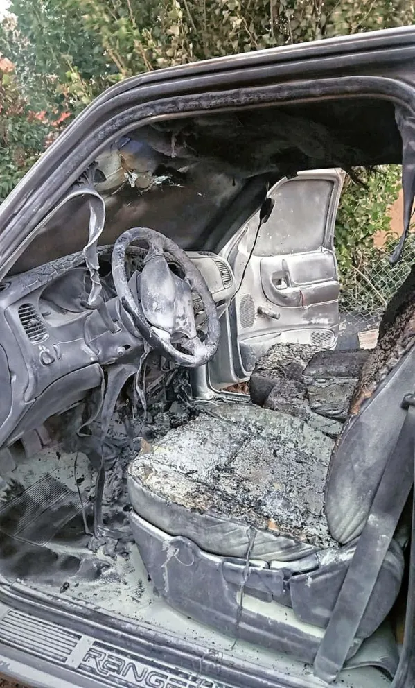 Se quemaron dos vehículos de vecinas residentes sobre calle Vélez Sarsfield casi Urquiza