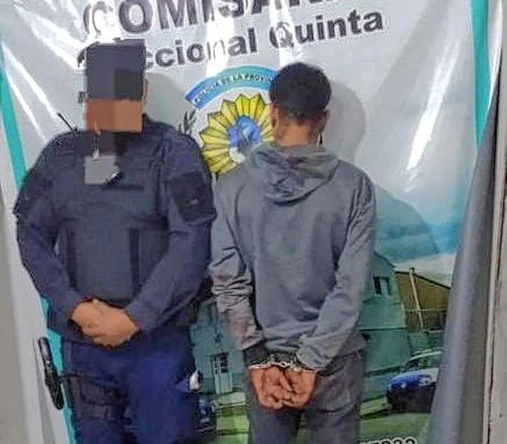 Lo sorprendieron robando, le dieron una golpiza y lo entregaron a la policía: tenía captura recomendada