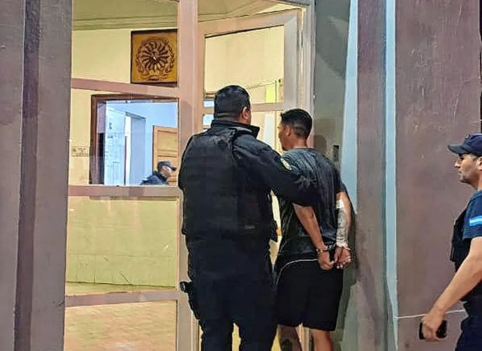 Entró a un bar, se “tomó todo” y luego se negó a pagar: terminó borracho y preso