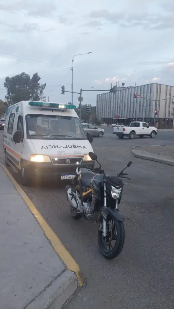Conducía una moto junto a su hijo y despistó
