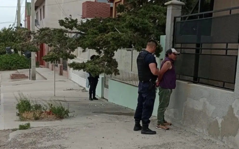 Rompió una botella de whisky y atacó a un empleado para no ser detenido