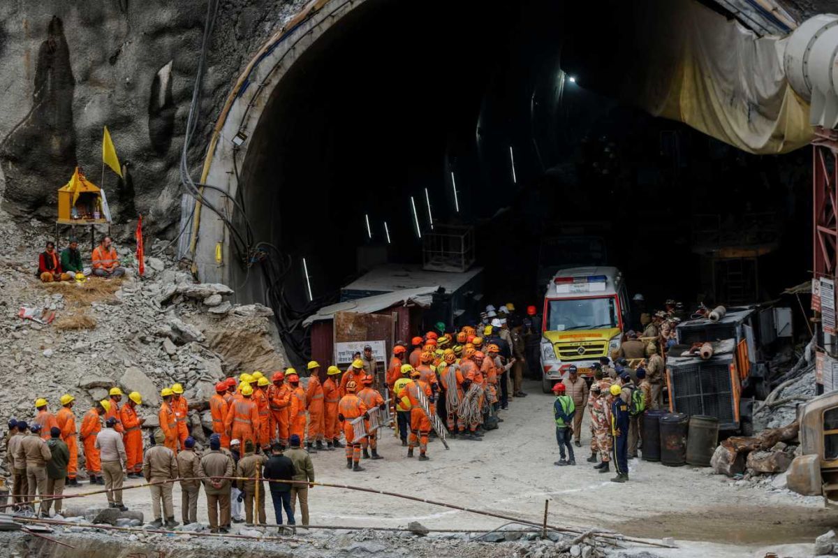 India: rescataron a los 41 trabajadores que habían quedado atrapados dentro de un túnel