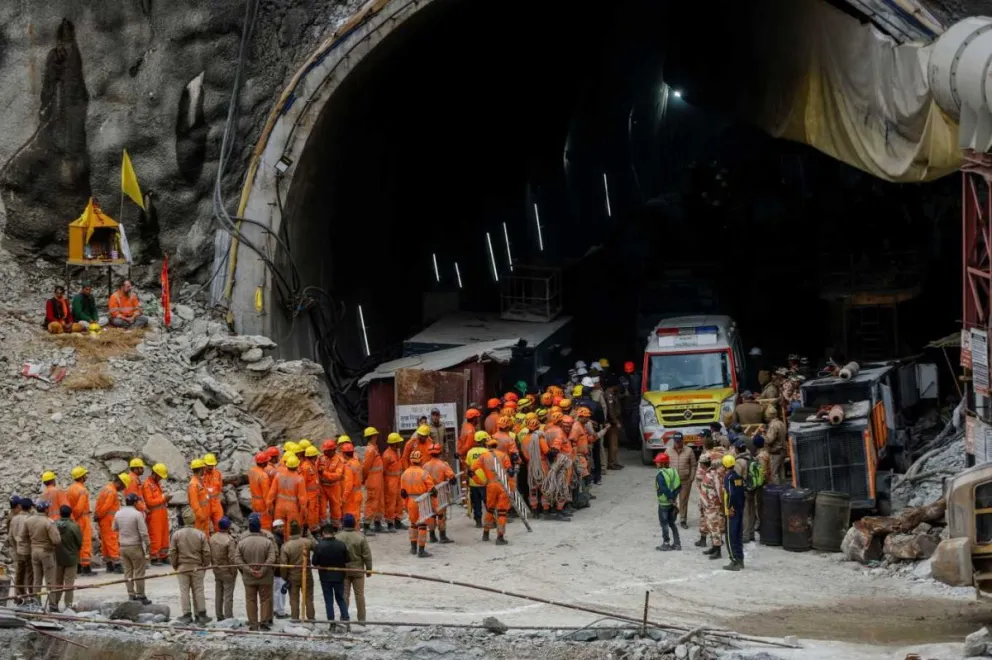 India: rescataron a los 41 trabajadores que habían quedado atrapados dentro de un túnel
