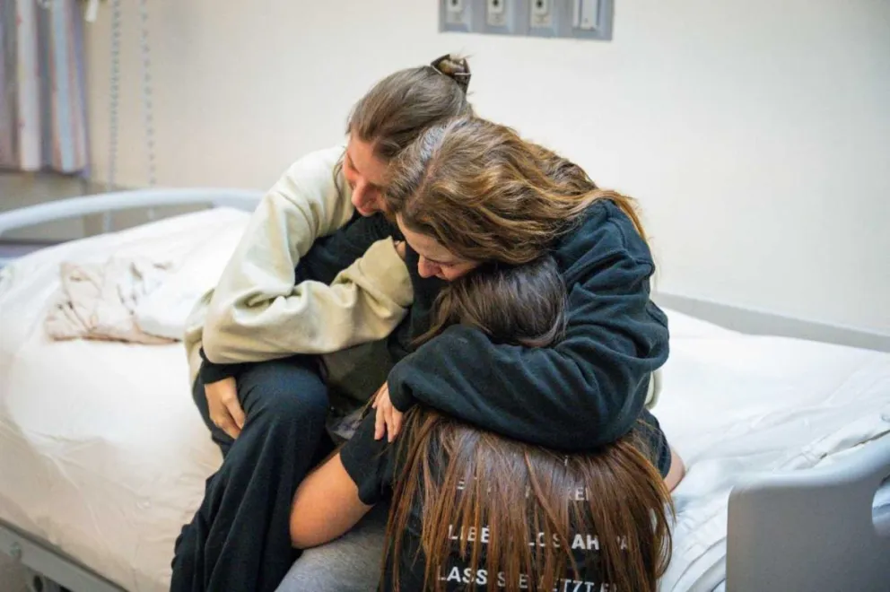 Hamás entregó dos mujeres rehenes, luego de prorrogarse por un día la tregua