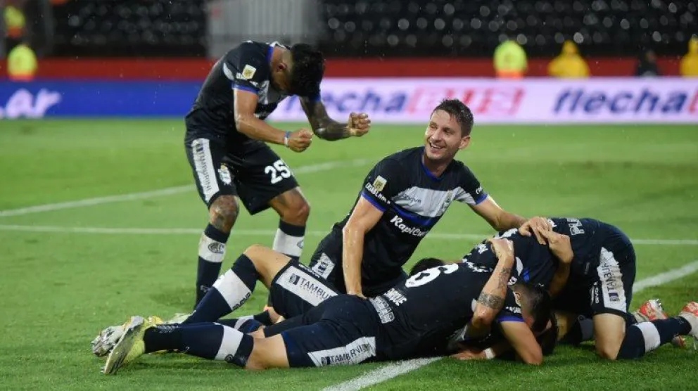 Colón perdió el desempate con Gimnasia y descendió a la Primera Nacional