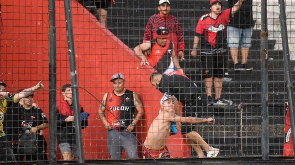 Incidentes en Rosario: los hinchas de Colón atacaron a la dirigencia