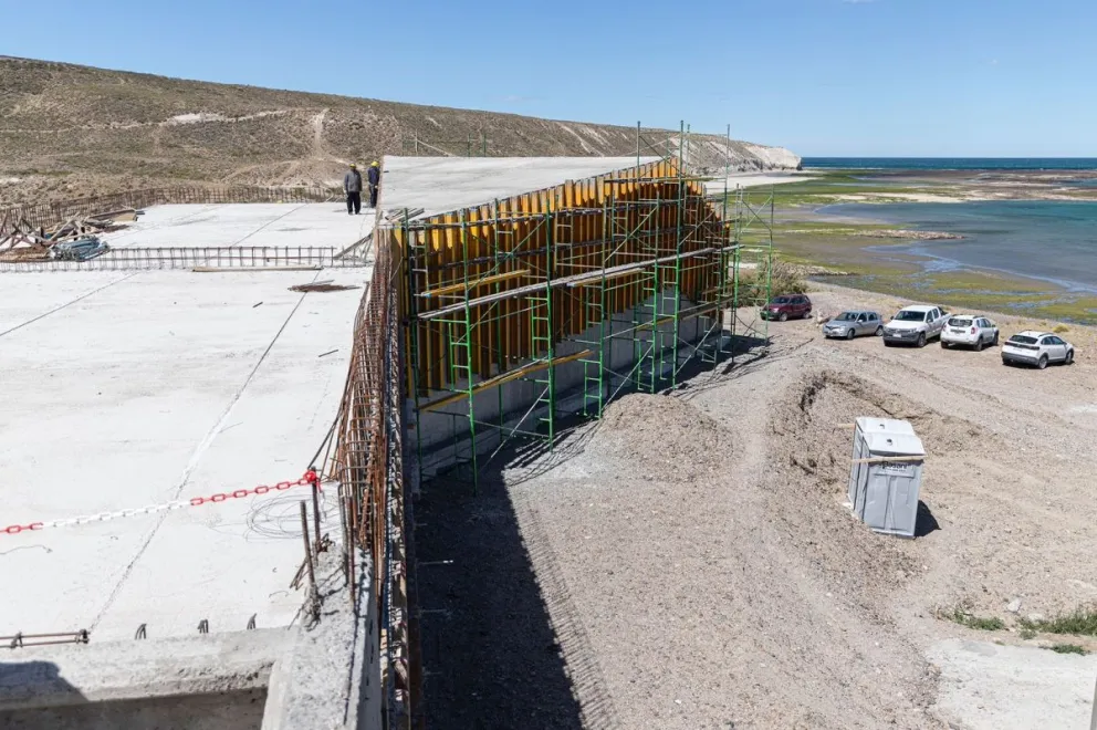 Luque recorrió la obra del CINA que será un emblema del turismo para Comodoro