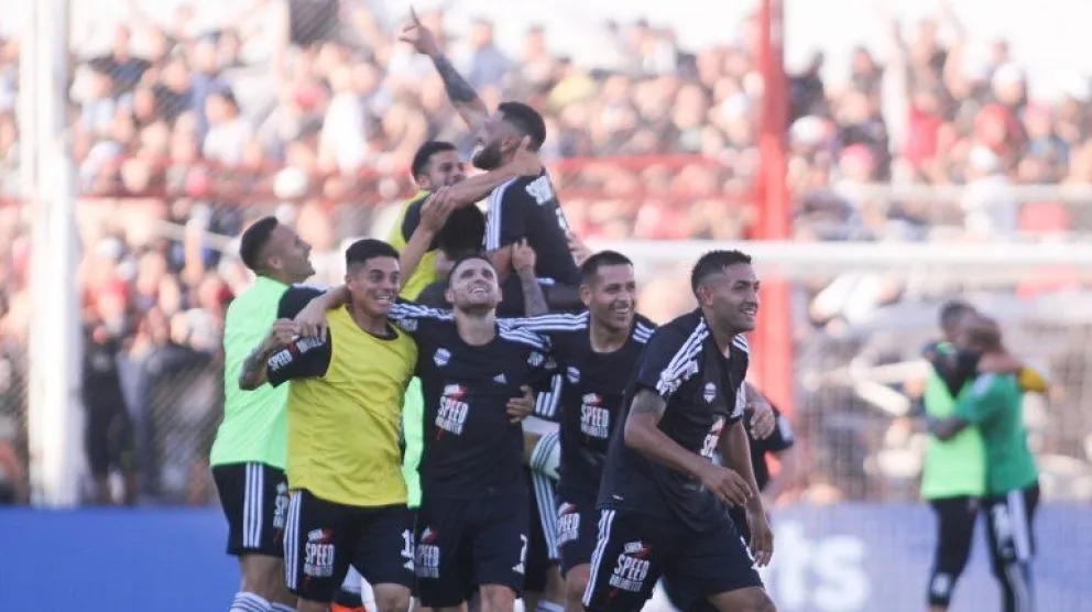 Deportivo Riestra venció a Deportivo Maipú y ascendió a la Liga Profesional
