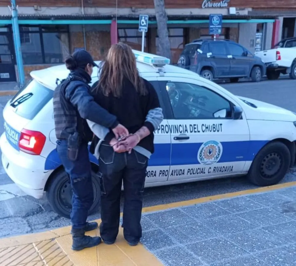 Mujer, en presunto estado de ebriedad, presa por causar daños a camioneta estacionada frente al cine “Coliseo”