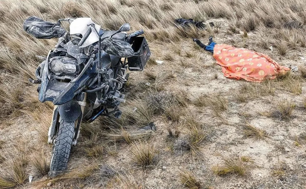 Murió motociclista brasilero tras irse de la ruta y chocar contra talud por culpa de fuerte viento