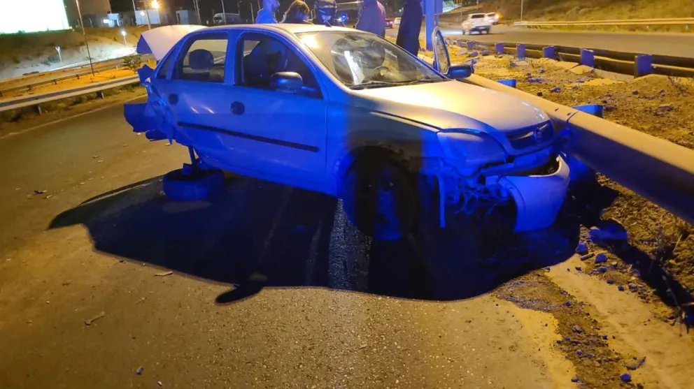 Detuvo su auto por un desperfecto y fue embestido por otro rodado 