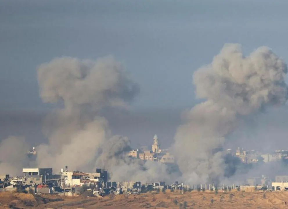 Israel intensifica bombardeos sobre Gaza: uno de los ataques impactó en un campo de refugiados