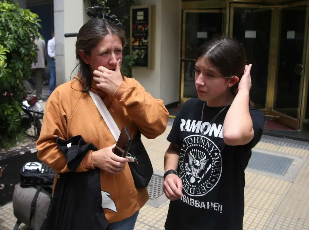 Una niña quiso regalarle una flor a Milei, la seguridad la rechazó pero luego fue recibida en el Hotel Libertador
