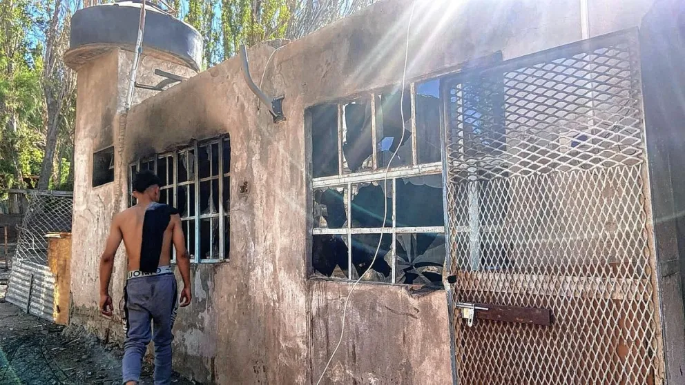 Cuantiosas pérdidas tras incendio intencional en una casa de la zona de quintas en barrio Máximo Abásolo