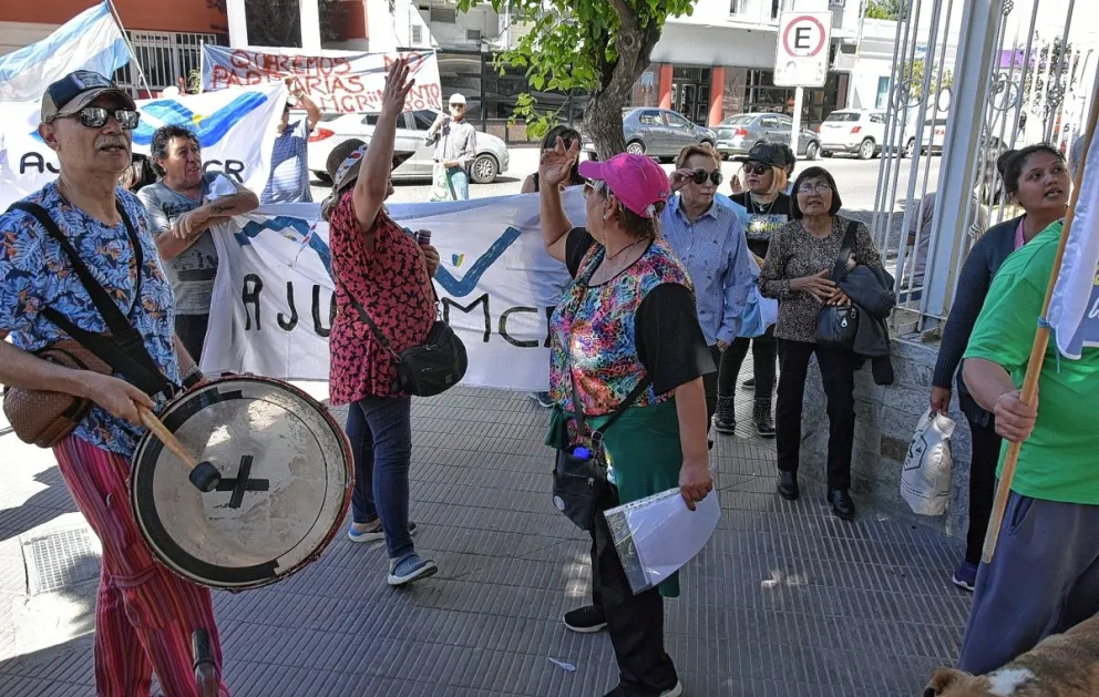 Jubilados y Pensionados Municipales se movilizaron en reclamo por un bono de fin de año