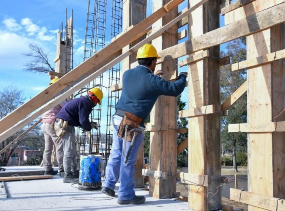 Los salarios le ganaron a la inflación en octubre pero en la comparación anual siguen por debajo