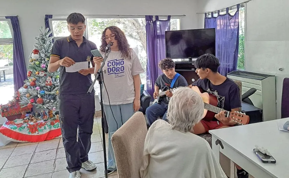 Estudiantes de la Escuela N° 7729 dieron un show musical en un hogar de ancianos