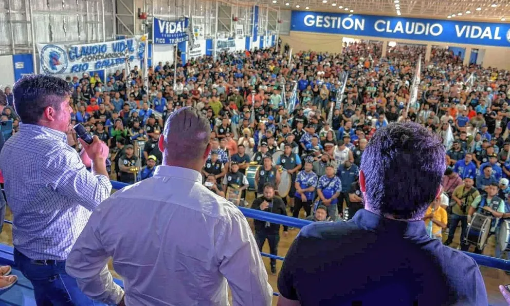 El gobernador electo de Santa Cruz Claudio Vidal se despidió de los petroleros: “Este mundo es de los trabajadores, así que nunca dejen que les pongan límites”