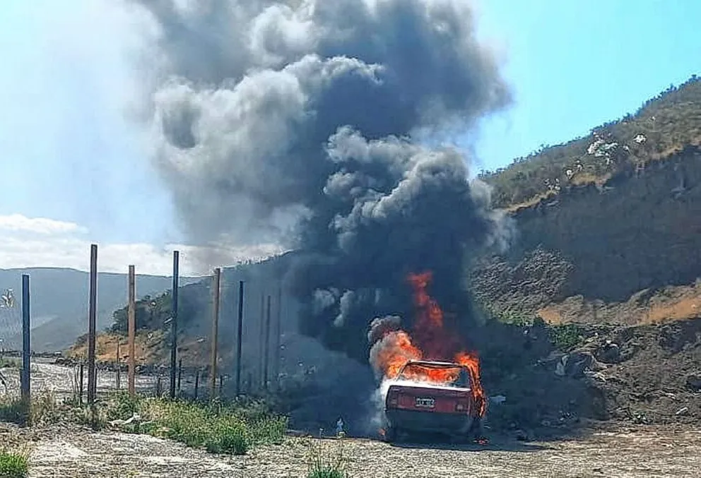 Le robaron su automóvil cerca del Hospital y apareció incendiado al otro extremo de la ciudad con 3 cubiertas menos