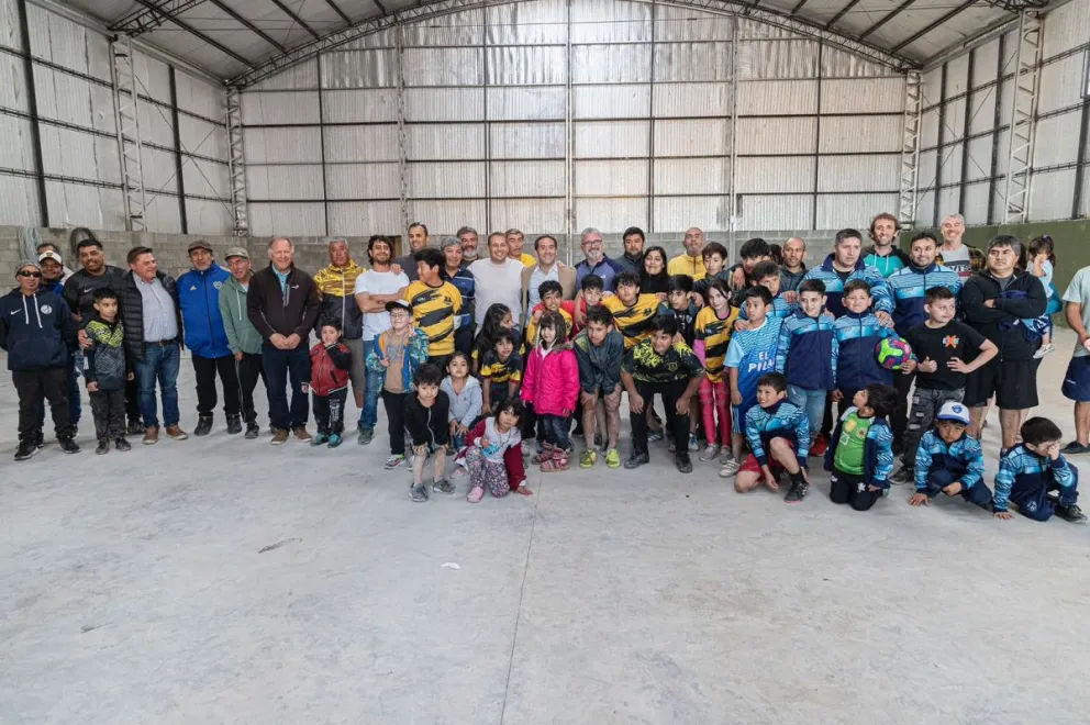 Luque recorrió el primer playón techado que avanza a paso firme en el barrio La Floresta