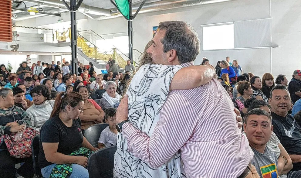 En su último acto de gobierno, Luque entregó aportes económicos para más de 500 familias damnificadas por el temporal de viento