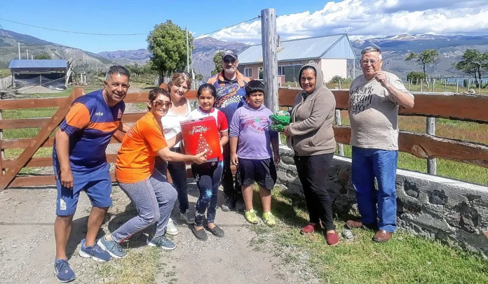 La CAI Solidaria entregó 200 cajas navideñas en Lago Rosario y Sierra Colorada