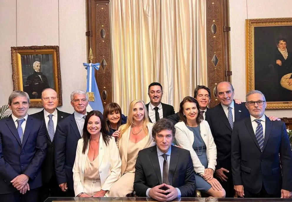 Milei tomó juramento a sus ministros en el Salón Blanco de la Casa Rosada