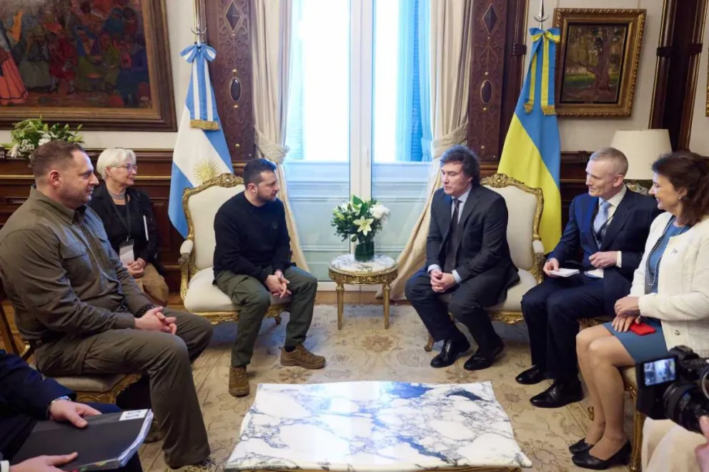 Saludo a delegaciones exteriores, discurso en el balcón y bilateral: las primeras actividades de Milei en Casa Rosada