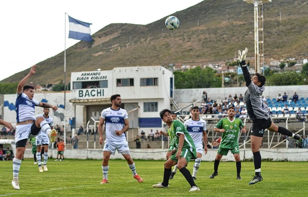 Newbery goleó y se quedó con la cima del Grupo