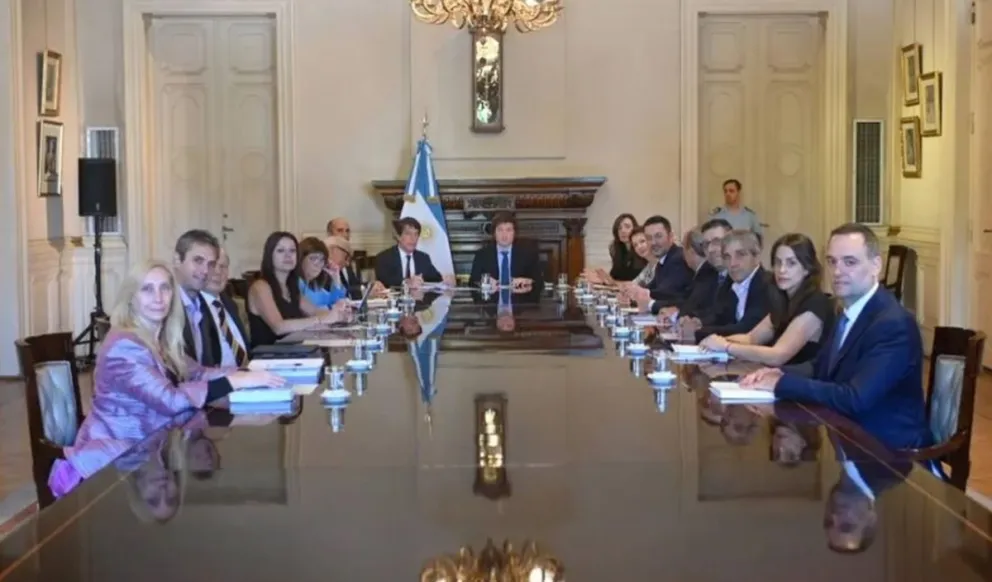 Recorte fiscal y expansión en partidas sociales: las claves de la primera reunión de Gabinete de Milei