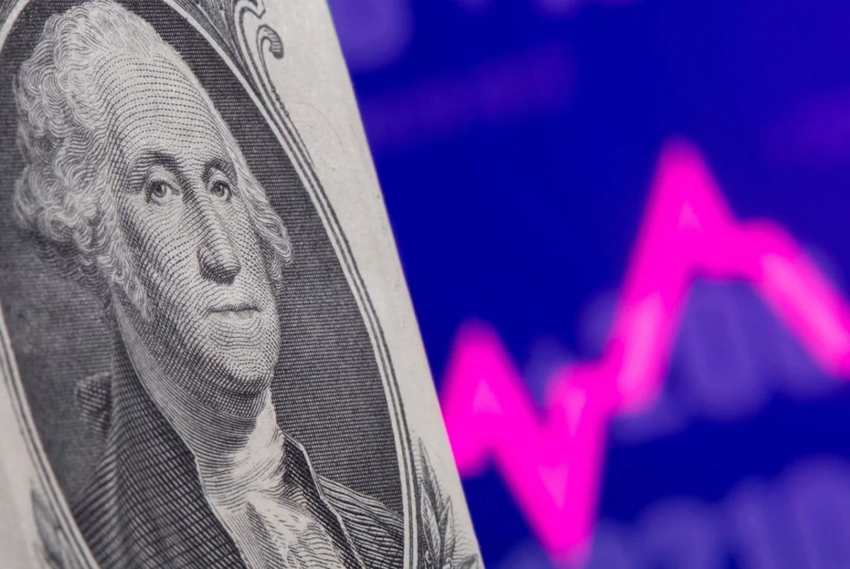 El dólar oficial pasó a $438,38, una suba de 9,46%.