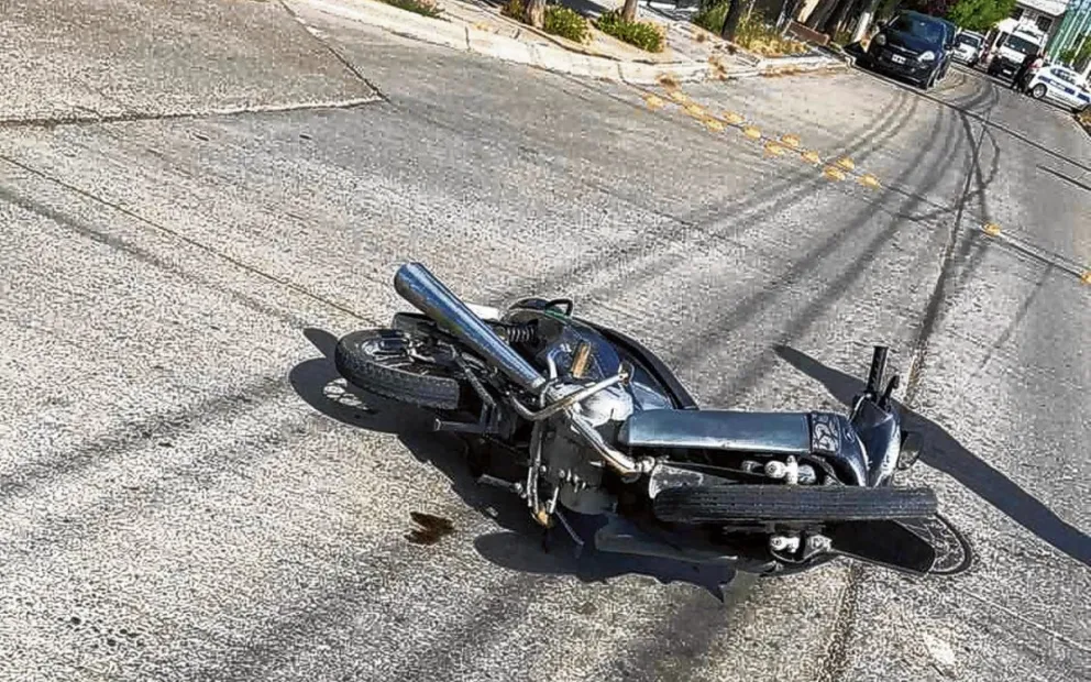 Una mujer se fracturó un pie al chocar en su moto contra un auto