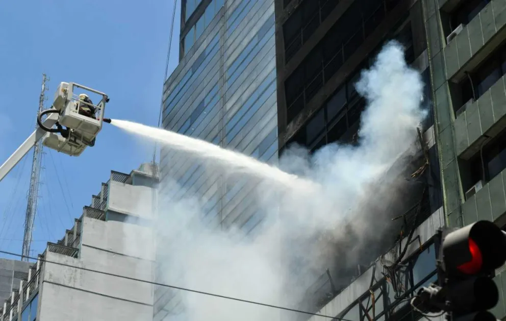 Incendio al lado de la Secretaría de Trabajo: confirmaron que murió una mujer