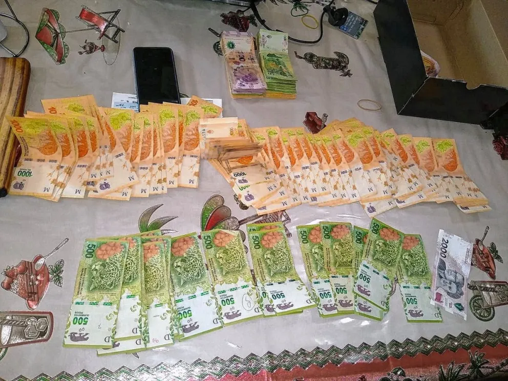 Doce detenidos, 5 kilos de cocaína secuestrados, miles de pesos y dólares y media docena de armas de fuego al desbaratar banda de narcos