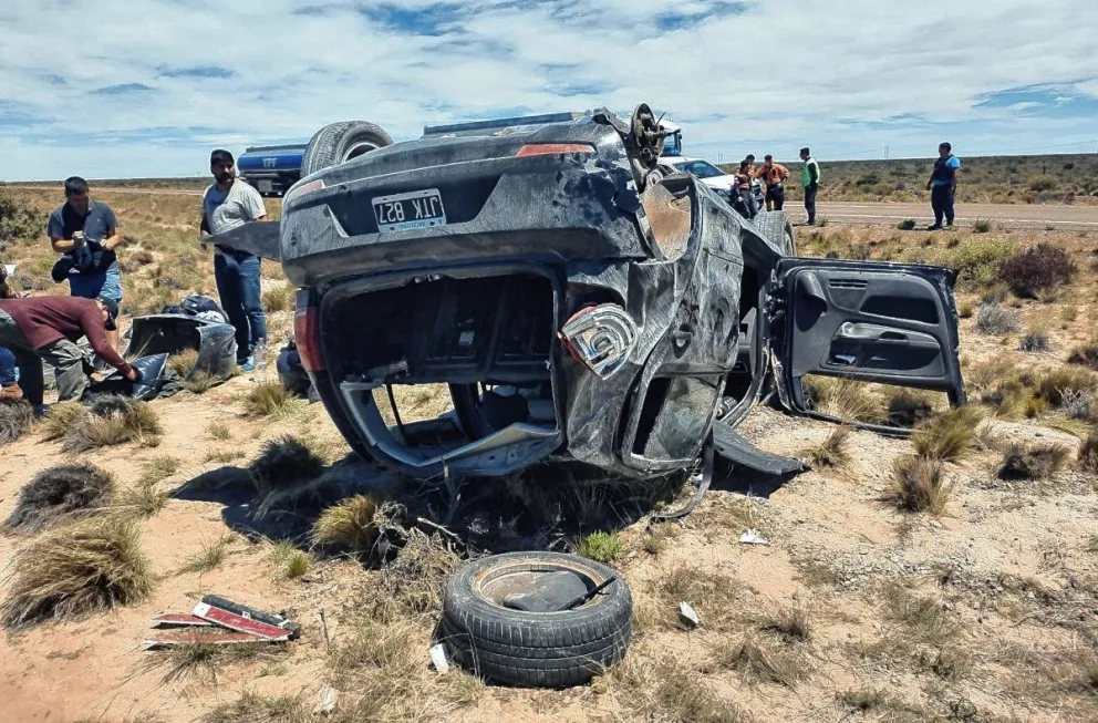 Volcó un auto en ruta 3 al sur de Trelew porque se le salió una rueda; sus tres ocupantes resultaron heridos