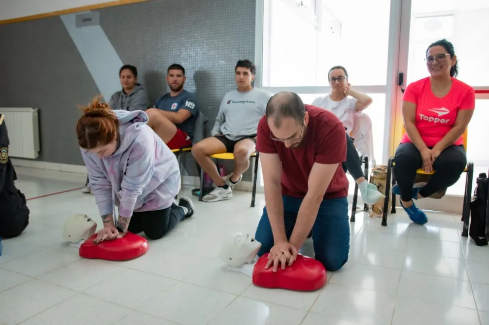 Jornada de capacitación en RCP para agentes y personal de Rada Tilly