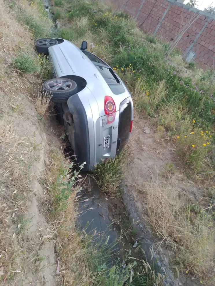 Hallaron un vehículo volcado en el camino Roque González 