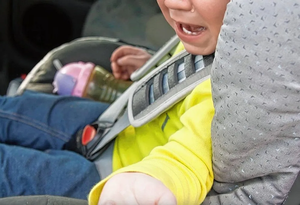 Robaron un auto con un bebé durmiendo en el asiento trasero y cuando la criatura empezó a llorar lo abandonaron