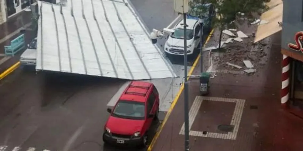 Un intenso temporal azotó a Bahía Blanca, hay 13 muertos y buscan víctimas atrapadas debajo de los escombros