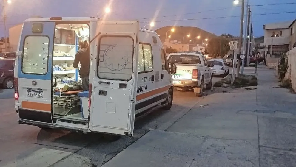 Apareció apuñalado en la Comisaría y dijo que le habían querido robar y se resistió